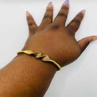 Load image into Gallery viewer, Gold Crinkle Bangle Bracelet – Elegant Textured Jewelry for Women
