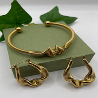 Load image into Gallery viewer, Gold Crinkle Bangle and Earring Set – Luxurious Jewelry Gift for Her
