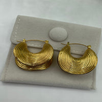 Load image into Gallery viewer, Gold Seashell hoop Earrings – Ocean-Inspired Statement Jewelry for Confident Women
