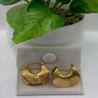 Load image into Gallery viewer, Gold Seashell hoop Earrings – Ocean-Inspired Statement Jewelry for Confident Women
