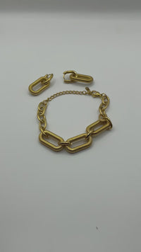 Load and play video in Gallery viewer, Gold Oval Dangle Earrings and Bracelet Set – Perfect Jewelry Gift for Fashionistas
