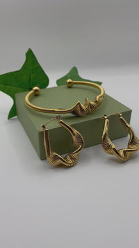 Load and play video in Gallery viewer, Gold Crinkle Bangle and Earring Set – Luxurious Jewelry Gift for Her
