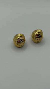 Load and play video in Gallery viewer, Elegant Gold Drop Ball Earrings – Stylish Dangle Design for Effortless Glam-
