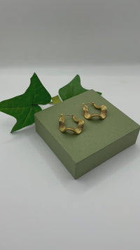 Load and play video in Gallery viewer, Gold Wavy Earrings – Unique Flowing Design, Perfect for Everyday Elegance

